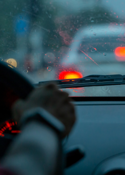 Illustrer notre flash SST qui concerne la prévention des risques liés au fait de rouler par temps de pluie.