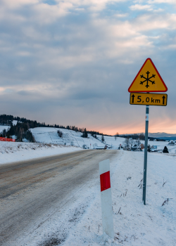 Illustrer notre flash SST qui concerne la prévention des risques routiers liés à la période hivernale.